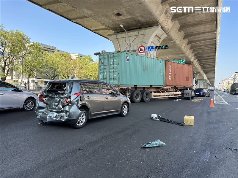 高雄陳男駕駛大貨車追撞賓士車，連燈桿都被撞倒。（圖／翻攝畫面）