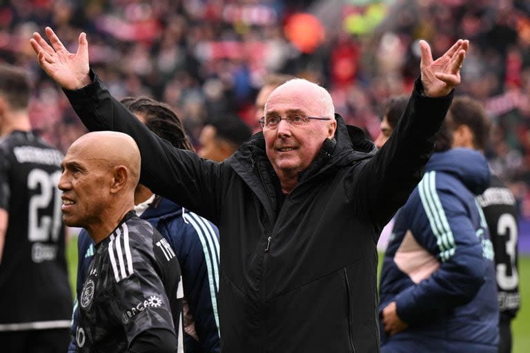 Sven Goran Eriksson gesticula ante los hinchas de Liverpool que lo ovacionaron en el partido de leyendas benéfico que se jugó en Anfield.