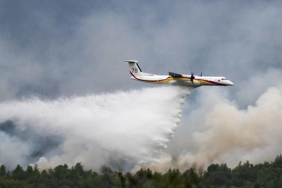 Un avion largue de l’eau sur un feu de forêt qui fait rage dans les Monts d’Arree, près de Brennilis, en Bretagne, le 20 juillet 2022.