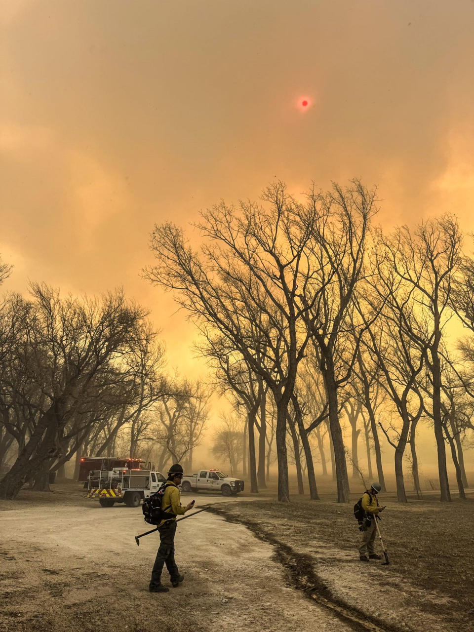 Οι πυροσβέστες εργάζονται στο Smokehouse Creek Fire κοντά στο Amarillo στο Texas Panhandle στις 27 Φεβρουαρίου 2024.  (Πυροσβεστική Υπηρεσία Flower Mound)