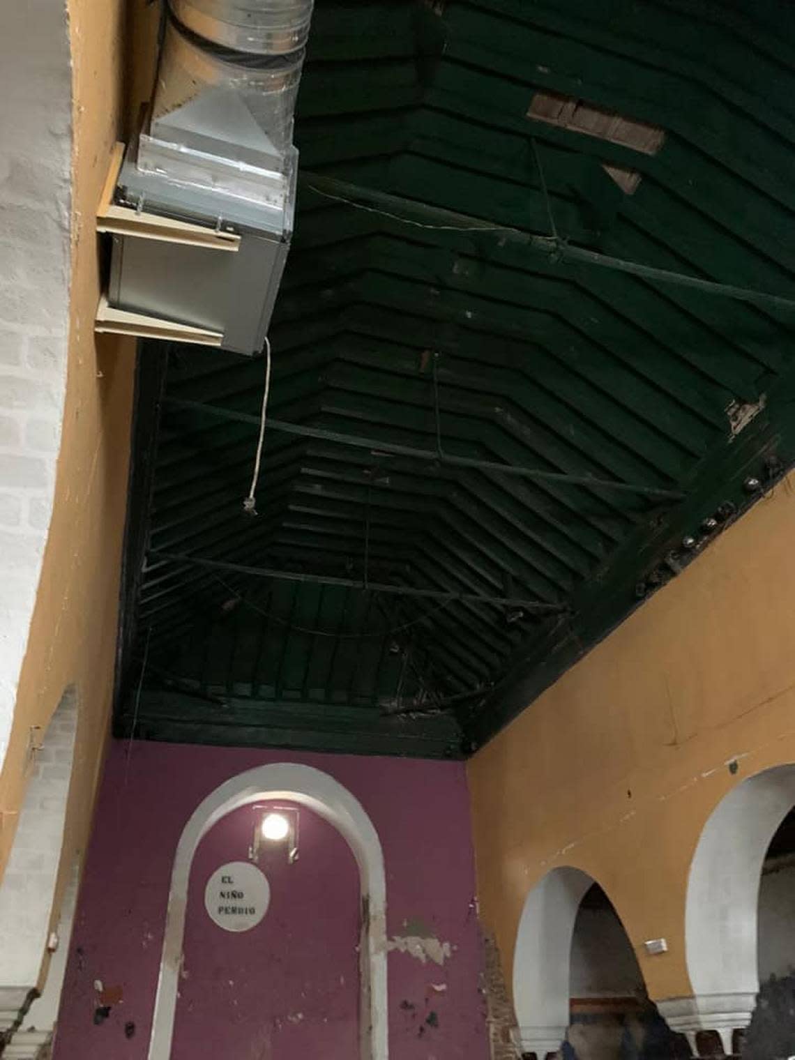 The ceiling and colorful walls in the central hall before excavations began.