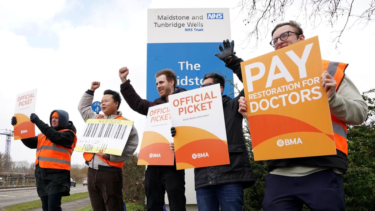 Junior doctors warn of 'indefinite strike' unless pay offer is improved