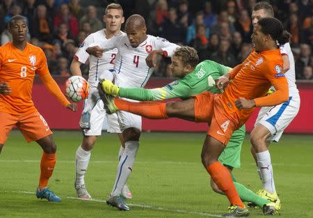 Goalkeeper Jeroen Zoet (C) of the Netherlands fights for the ball with Theodor Gebre Selassie of Czech Republic during their Euro 2016 group A qualifying soccer match in Amsterdam, Netherlands October 13, 2015. REUTERS/Toussaint Kluiters/United Photos