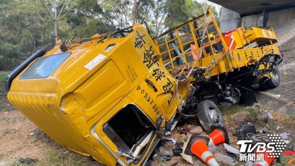 緩撞車遭到追撞，從國道高架上翻落平面道路，導致兩名工作人員受傷命危。（圖／TVBS）