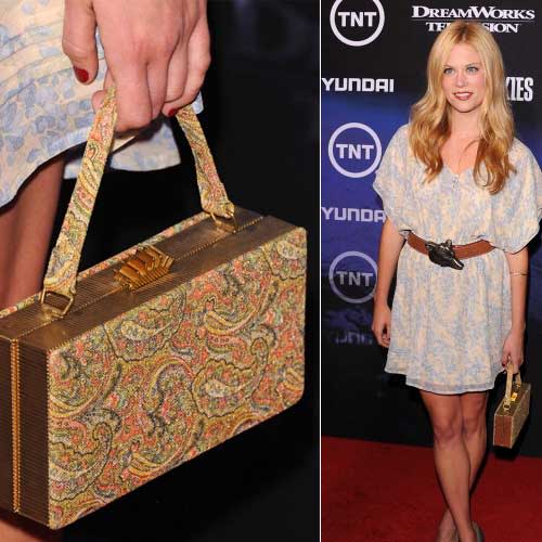 Original sin dudas es la carterita que eligió Claire Coffee con estampas búlgaras. Esta mini valija, tipo libro, es cada vez más usada por las celebridades. ¿La sumarías a tu look?