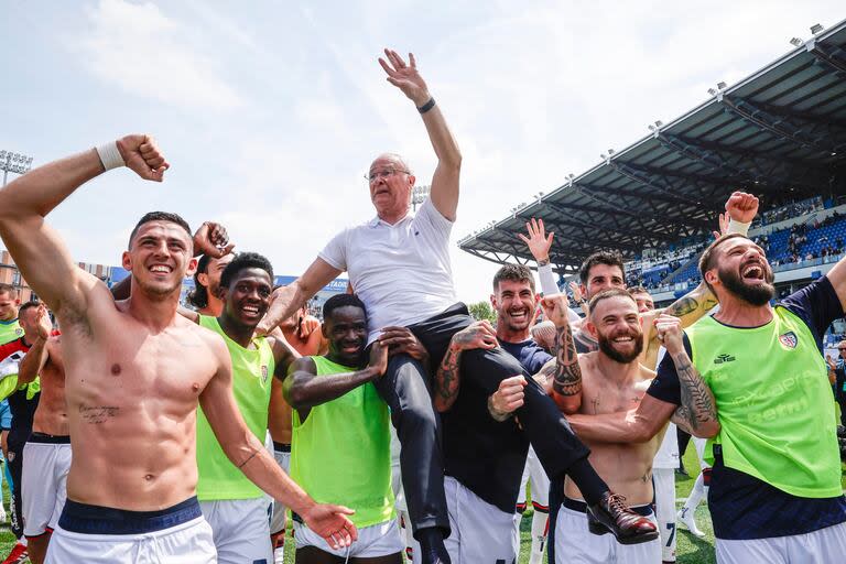 Claudio Ranieri, llevado en andas por los jugadores de Cagliari tras la salvación del descenso