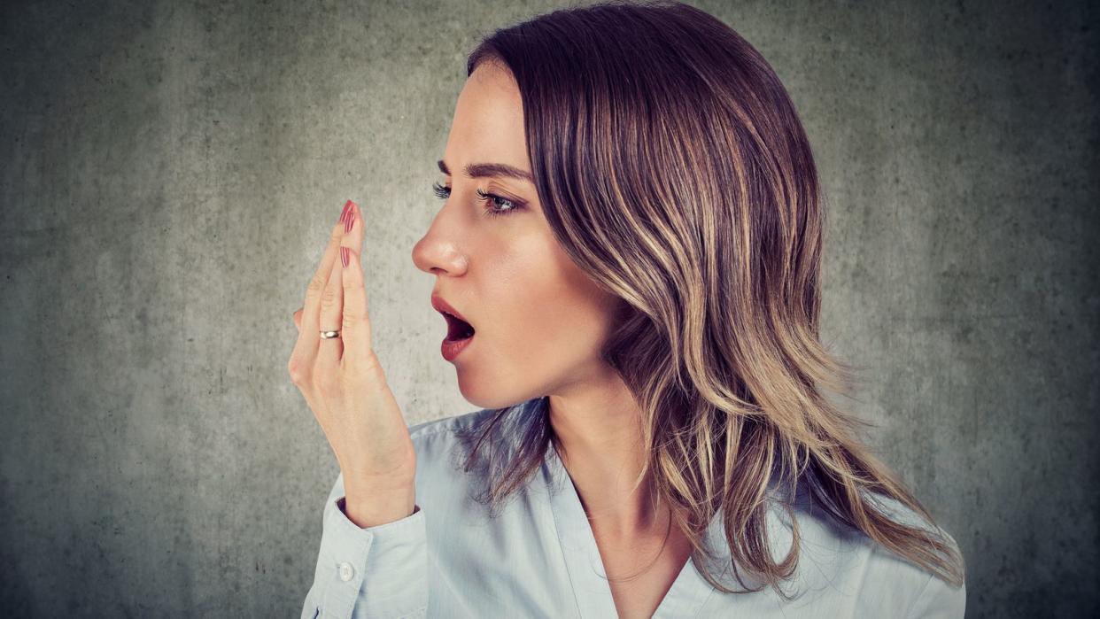 Mundgeruch ist unangenehm - vor allem für Ihr Gegenüber. Doch es gibt natürliche Hausmittel, die Ihren Atem wieder erfrischen.  (Bild: iStock / SIphotography)