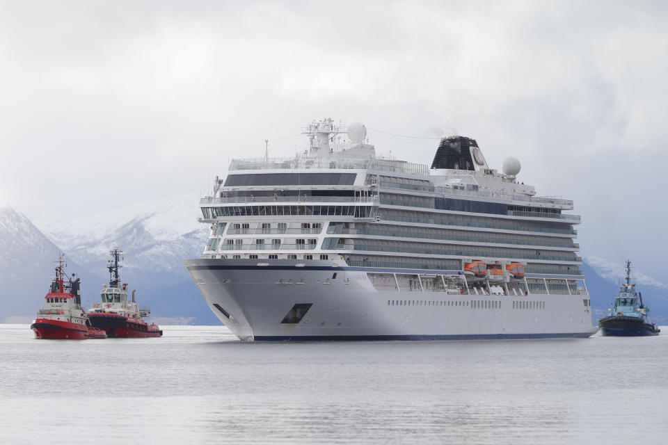 Die “Viking Sky” war am Samstagnachmittag wegen Problemen mit dem Antrieb während eines Sturms in einem gefährlichen Abschnitt der zentralen Westküste Norwegens in Seenot geraten. (Foto: Ekornesvåg, Svein Ove/NTB scanpix/dpa)