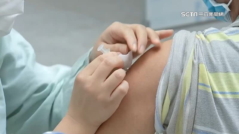專家建議65歲以上長者盡快施打疫苗。