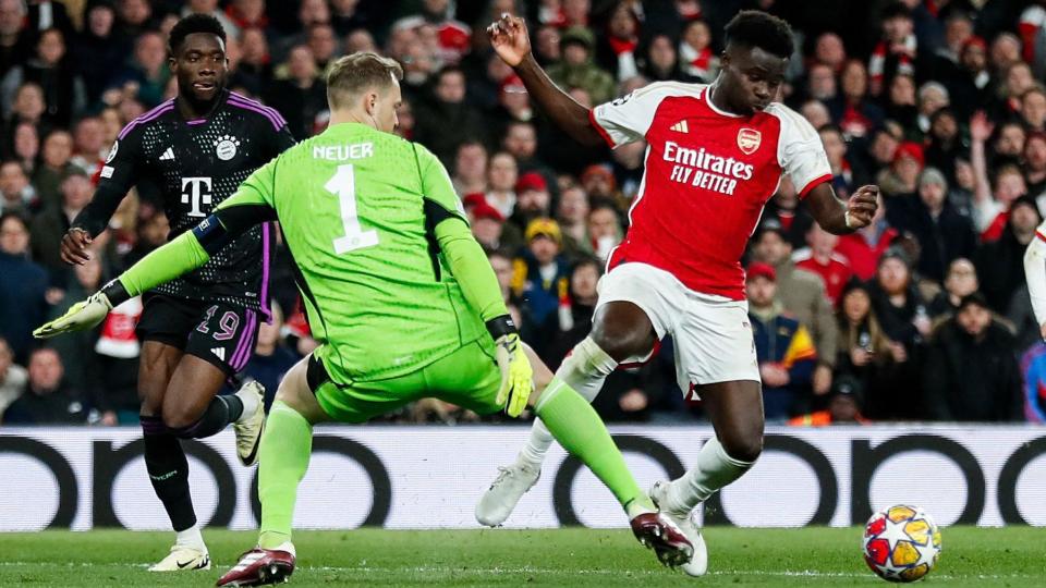 Bukayo Saka collides with Manuel Neuer