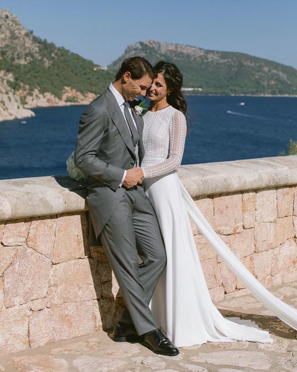 Jeu, set et mariage pour le champion de tennis ! Après 14 années de vie commune, il a épousé la discrète Maria Francisca "Mery" Perello sous le ciel bleu de Majorque, leur île natale. C’est la créatrice de robes de mariées Rosa Clara qui a dévoilé sur son compte Instagram les premiers clichés du couple… amoureux comme au premier jour. © instagram@rosa_clara