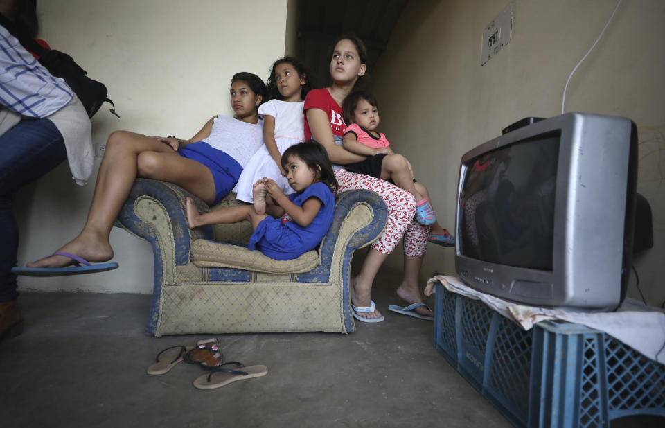 Hermanos y primos de la recién nacida Zuleidys Antonella Primera se sientan en el salón de su casa en Cücuta, Colombia, el jueves 2 de mayo de 2019. (AP Foto/Fernando Vergara)