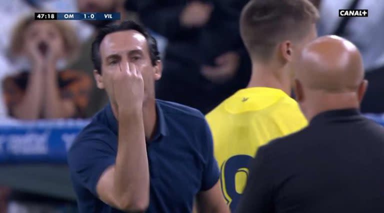El gesto de Unai Emery con Jorge Sampaoli; los dos entrenadores casi se van a las manos durante el partido entre Marsella y Villarreal, que ganaron los franceses por 2-1.