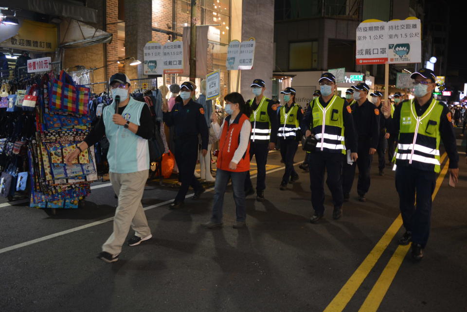 ▲衛生局局長張耀懋帶隊於文化路夜市進行宣導。（圖／記者郭政隆攝影）