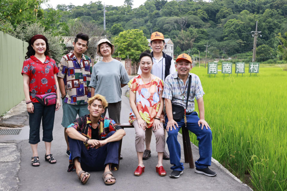 《村裡來了個暴走女外科》南南灣村村民大合照（圖／公共電視提供）