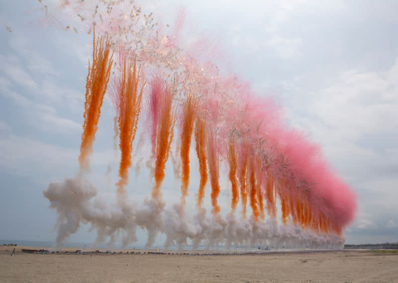 ▲《櫻花滿天的日子》不僅悼念日本311大地震亡魂，也撫慰現今受難的世人。（圖／SAINT LAURENT提供）