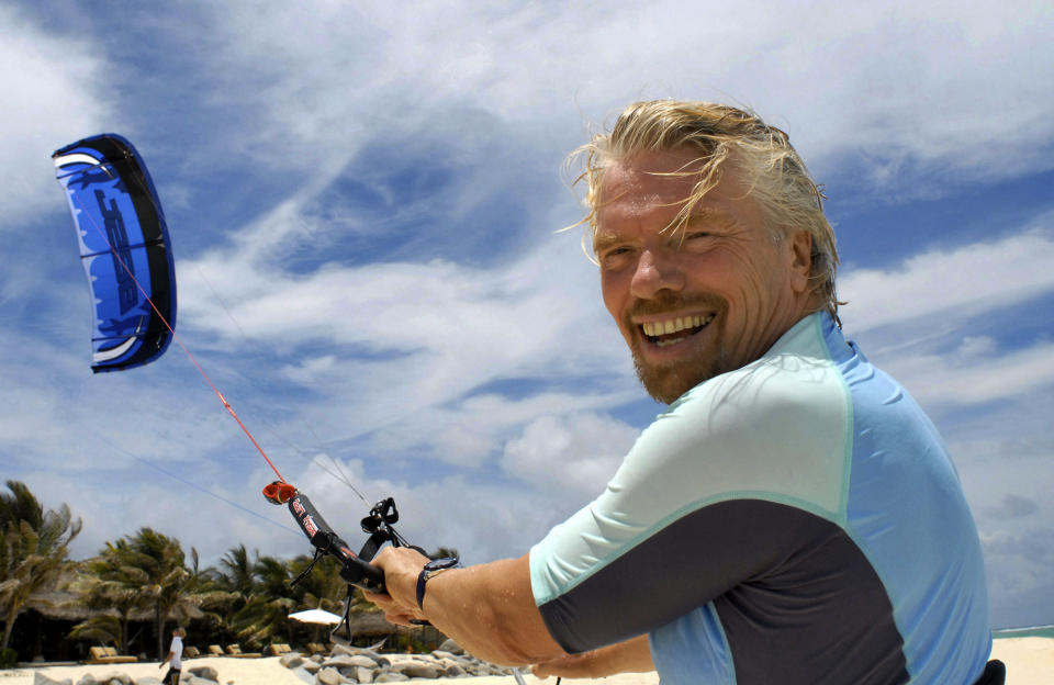 Practicar ejercicios ayuda a oxigenar el cerebro como bien lo sabe Richard Branson: en la foto Branson se prepara para hacer kite-boarding en una imagen de 2008 (AP Photo/Todd VanSickle, file)