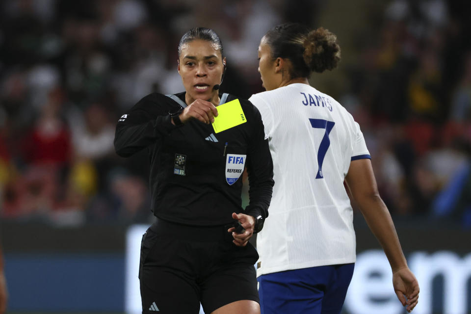 La árbitra Melissa Borjas muestra una tarjeta amarilla a la jugadora inglesa Lauren James en el partido de octavos de final del Mundial femenino de fútbol entre Inglaterra y Nigeria en Brisbane, Australia, el lunes 7 de agosto de 2023. (AP Foto/Tertius Pickard)