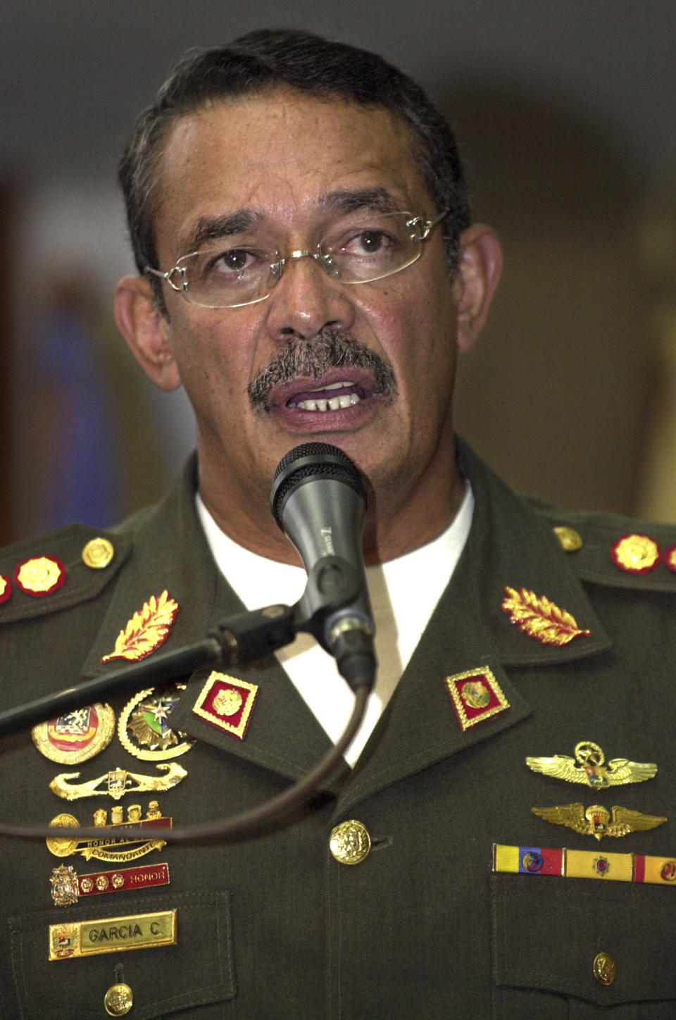 En esta fotografía de archivo del 27 de abril de 2005, el ministro de Defensa venezolano, Jorge García Carniero, habla con la prensa en el Ministerio de Defensa en el Fuerte Tiuna en Caracas, Venezuela. García Carniero, un gobernador del estado venezolano que una vez se desempeñó como ministro de Defensa del ex presidente Hugo Chávez, falleció, dijeron las autoridades el sábado 22 de mayo de 2021. Tenía 69 años. (Foto AP/Leslie Mazoch, archivo)