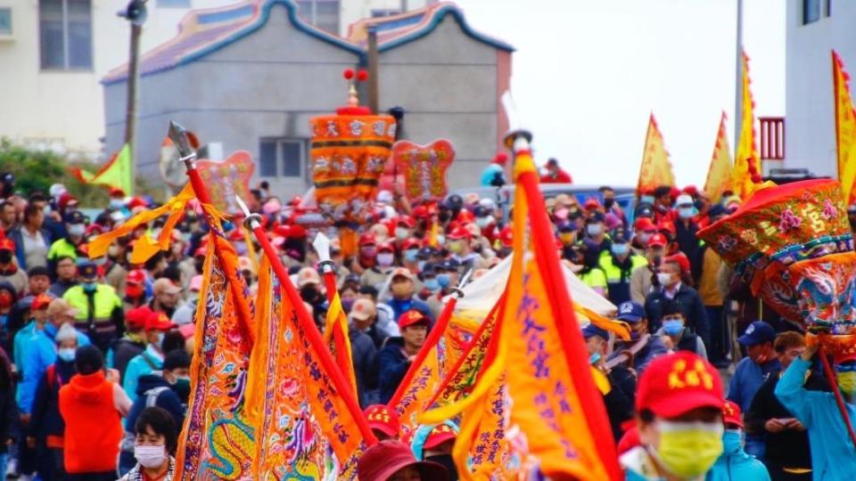 不少信眾都會帶著令旗一路跟隨。（圖／翻攝自大甲鎮瀾宮 臉書）