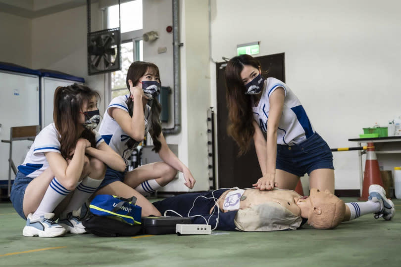 在消防員的引導下，秀秀子（左起）、Jessy、穎兒正確地完成了CPR急救程序。