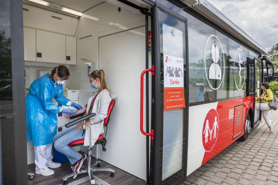 Test-Bus des RKI in Kupferzell (Bild: Thomas Lohnes/Getty Images)