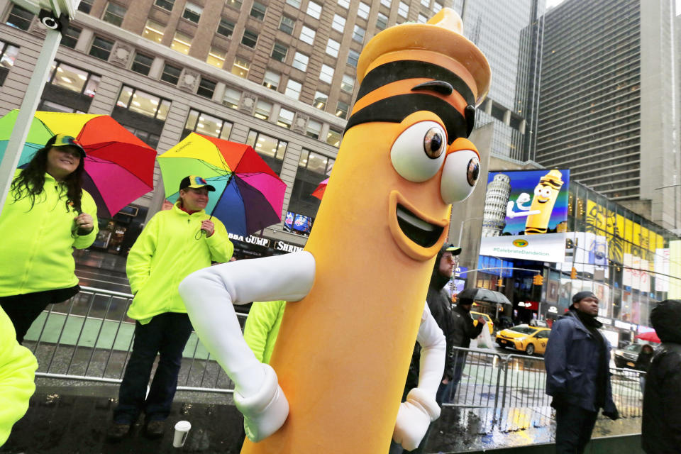 Un personaje del creyón color "dandelion" posa durante un evento de Crayola en Nueva York el viernes 31 de marzo del 2017. Crayola anunció el viernes, en el Día Nacional del Creyón, que remplazará el "dandelion" de su paquete de 24 colores con un creyón de "la familia azul". (AP Foto/Richard Drew)