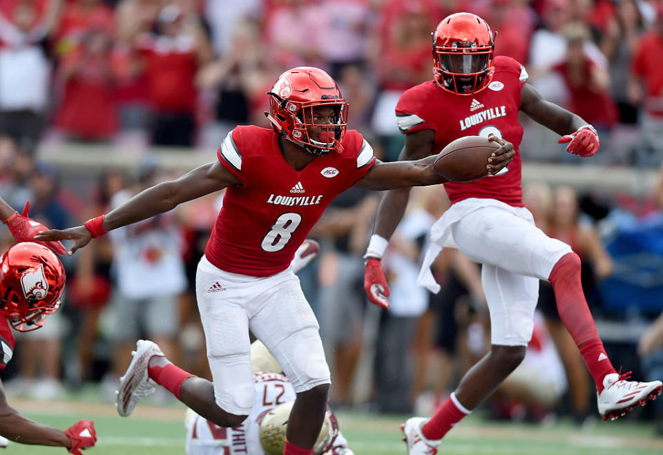 LOUISVILLE, KY - SEPTEMBER 17: Lamar Jackson #8 of the Louisville Cardinals runs for a touchdown during the game against the Florida State Seminoles. (Getty Images)