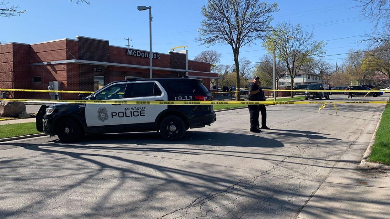 <div>Milwaukee police at homicide scene near 49th and Hampton on May 7, 2022.</div>