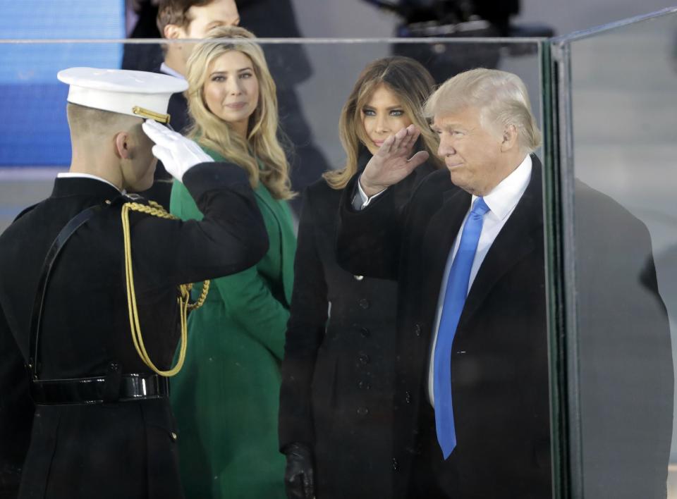 El presidente electo Donald Trump saluda al llegar con su esposa Melania Trump a una ceremonia previa a la investidura en el Lincoln Memorial en Washington, el jueves 19 de enero del 2017. Junto a ellos, a la izquierda, su hija mayor, Ivanka Trump. (AP Foto/David J. Phillip)