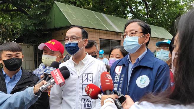 國民黨主席朱立倫連2天「回娘家」陪同桃園市長候選人張善政車隊掃街，斥小英到訪提早封路是因「民進黨出巡，萬民要回避」的惡霸思維。(蔡依珍攝)