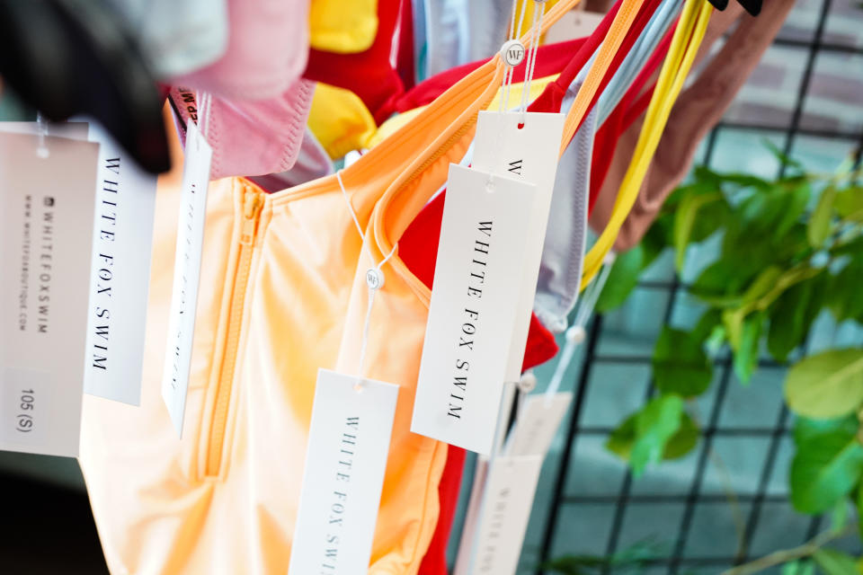 Prendas de baño de White Fox Boutique en una boutique de White Fox Boutique Swimwear en West Hollywood, California.  (Foto: Presley Ann/Getty Images)