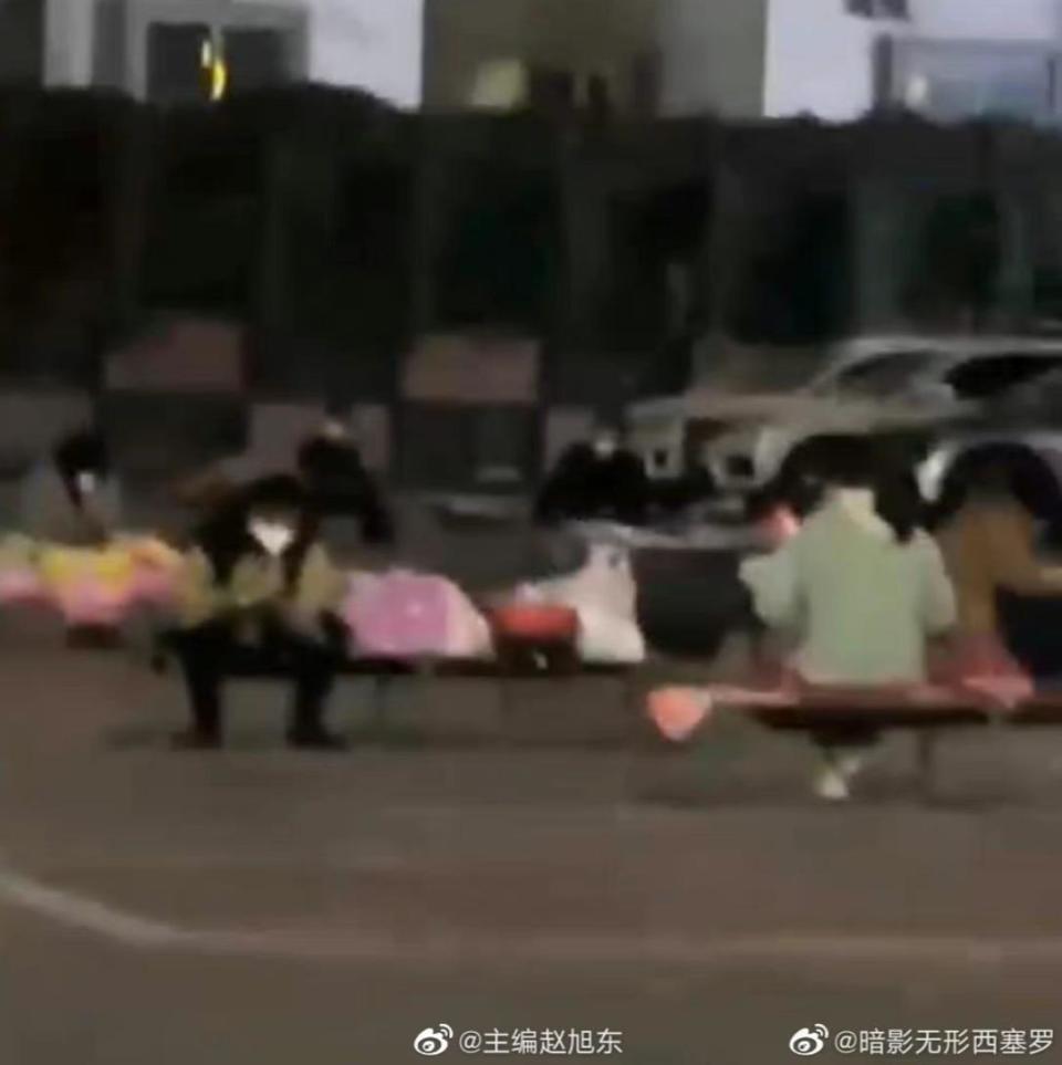 民眾在戶外停車場隔離。（圖／翻攝自主編趙旭東微博）