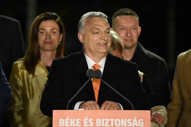 Le Premier ministre hongrois Viktor Orban célèbre sa victoire électorale avec des membres de son parti Fidesz à Budapest, le 3 avril 2022 - Attila KISBENEDEK © 2019 AFP