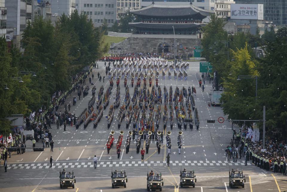 South Korean troops attend a military parade in front of Namdaemun, officially called Sungnyemun, or "Great South Gate" during a ceremony to mark the 65th anniversary of Armed Forces Day on the street in central Seoul October 1, 2013. (REUTERS/Lee Jae-Won)