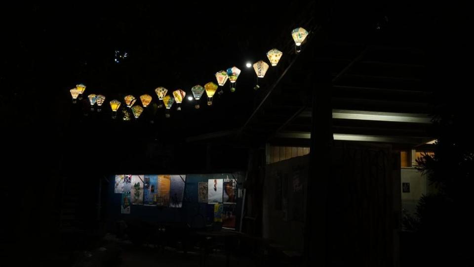 鐵花村的彩繪燈籠成為亮點之一。（圖／翻攝自台灣好基金會x鐵花村音樂聚落 ‧ 慢市集 臉書粉專）