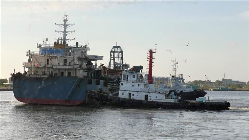被查扣的中國籍抽砂船「華益9號」，停泊於高雄興達漁港。（圖／翻攝畫面）