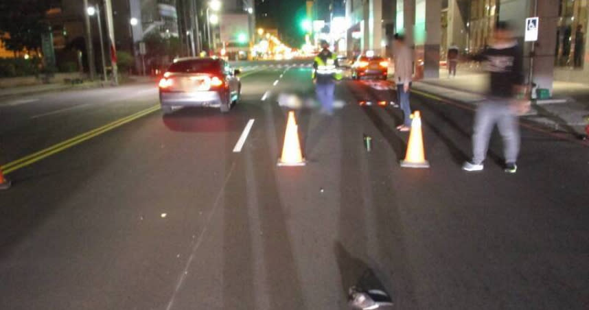 台中市中區清晨4點多，於民權路上再度發生行人被轎車撞飛後慘死輪下的車禍事故，詳細肇事原因有待釐清。（圖／翻攝畫面）