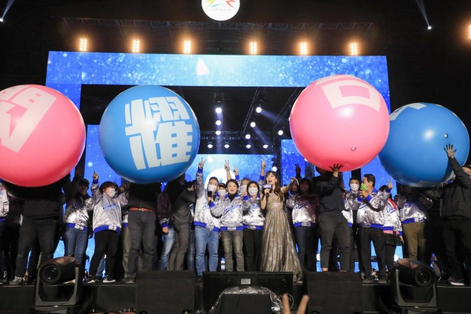 台中市長盧秀燕在倒數前夕抵達現場，與現場二十萬人共同欣賞三分鐘的精采煙火秀，迎接新年到來。（記者徐義雄攝）