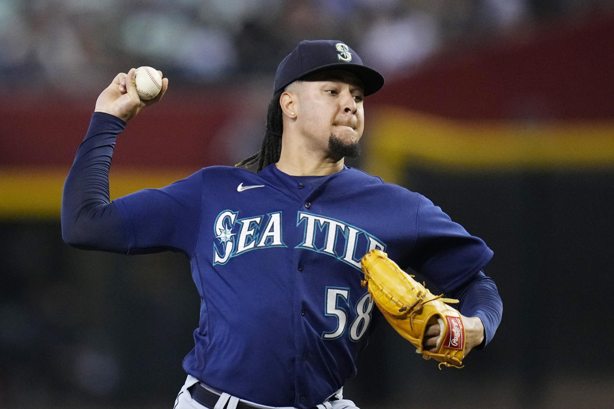 Luis Castillo shuts out Blue Jays, leads Mariners to Game 1 win