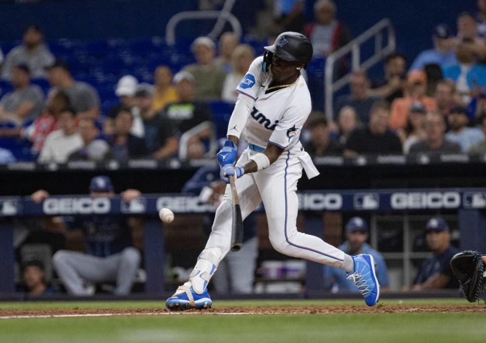 El jardinero de los Marlins Jazz Chisholm Jr. batea un jonrón en el tercer inning del partido ante los Rays de Tampa Bay, celebrado el 29 de agosto de 2023 en Miami.