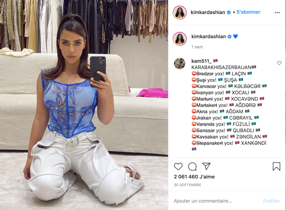 Une reconnaissance croissante du milieu de la mode à laquelle répond une hausse continue de son influence sur les réseaux sociaux. Après près d’une décennie d’omniprésence 2.0, Kim Kardashian peut ainsi revendiquer aujourd’hui pas loin de 190 millions d’abonnés sur Instagram. Ajoutez à cela ses 67 millions de followers sur Twitter et ses 31 millions d’adeptes sur Facebook, et vous comprendrez aisément pourquoi il convient d’être poli avec la dame. Sous peine de s’attirer les foudres d’une horde de rancuniers potentiels équivalente à plus de quatre fois la population française. Pas sûr que Marie-Antoinette pouvait en dire autant. (©<em>Instagram @kimkardashian</em>)