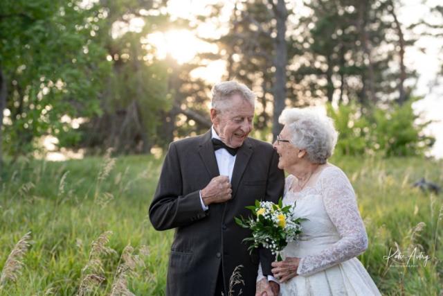 Pareja de ancianos usan sus de boda originales para celebrar aniversario