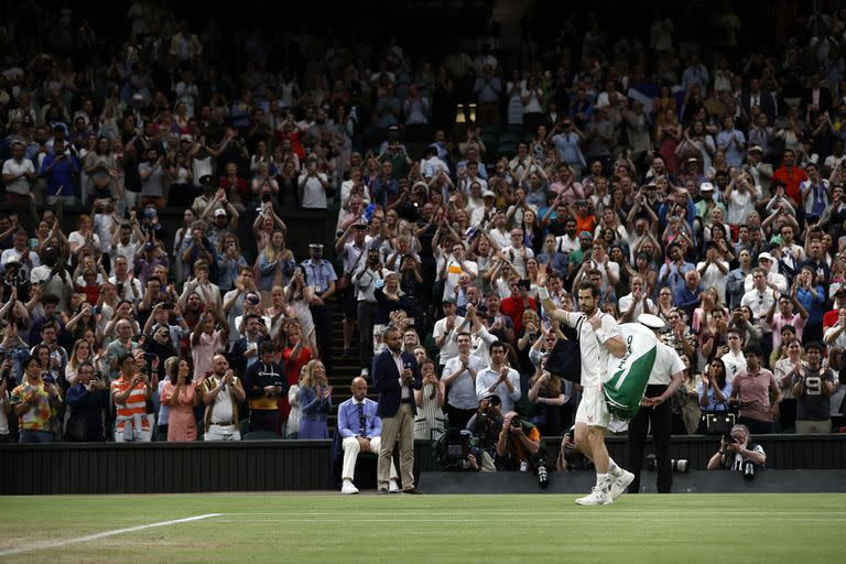 Bicampeón en ese court, operado de la cadera, de regreso tras una prolongada ausencia, Andy Murray deja la cancha central de Wimbledon en medio de una gran aclamación; el escocés de 34 años acaba de caer ampliamente contra el canadiense Denis Shapovalov.