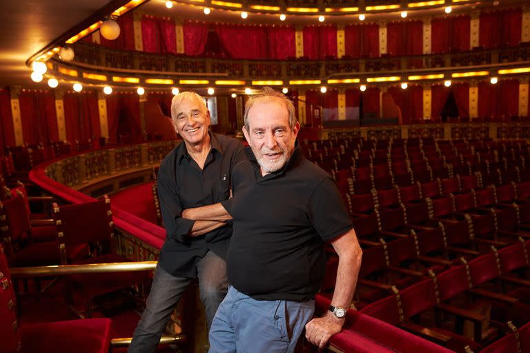 El actor Horacio Peña y el director Rubén Szuchmacher, en el Teatro Cervantes