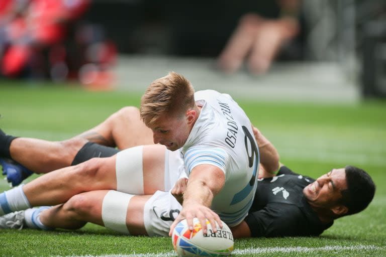 Matías Osadczuk consigue un try frente a All Blacks 7s; figura argentina en el Circuito Mundial de Seven, Tute enfatiza que el seleccionado no se la cree a pesar de su amplísima supremacía en la temporada.