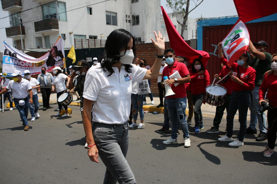 La candidata Lía Limon, abogada que se postula por primera vez como candidato a la alcaldía de Álvaro Obregón por la alianza de los partidos PAN-PRI-PRD, saluda durante un evento en el último día de campaña previo a las elecciones de mitad de término del 6 de junio en la Ciudad de México, el sábado 29 de mayo de 2021. (AP Foto/Ginnette Riquelme)