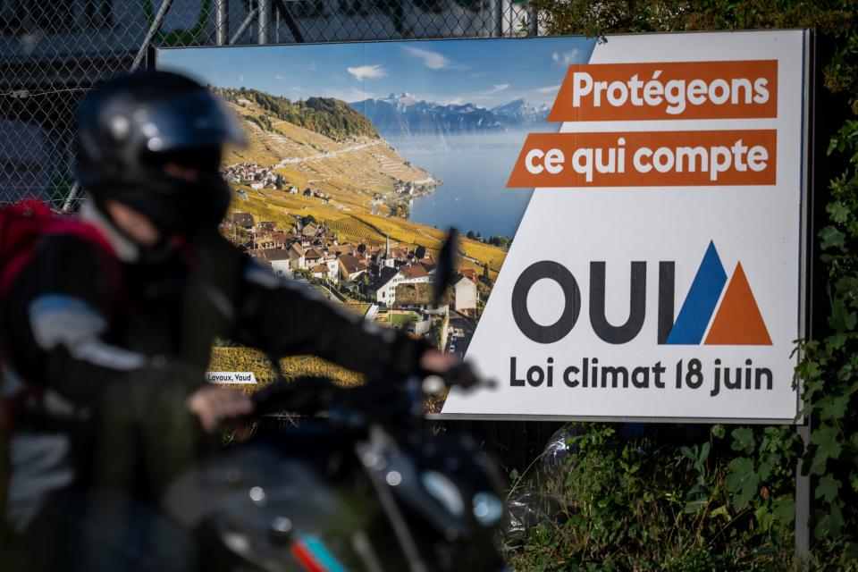 "Lasst uns das beschützen, was zählt." Ein Plakat, das dazu aufruft, für das Klimaschutzgesetz in der Schweiz zu stimmen. (Bild: Getty Images)