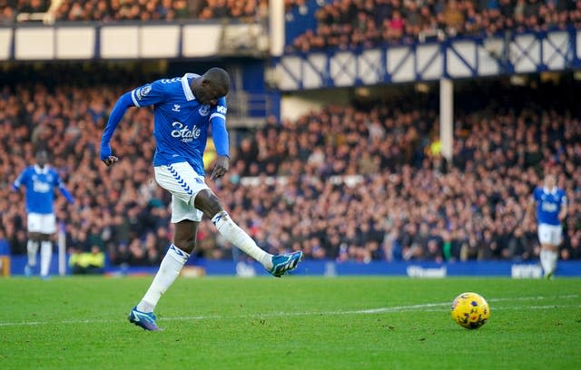 Abdoulaye Doucoure gives Everton the lead 