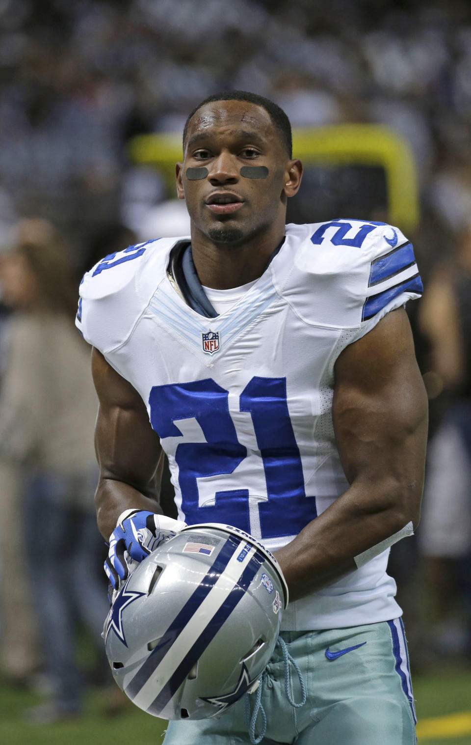 ARCHIVO - En imagen del 10 de noviembre de 2013, el running back Joseph Randle (21), de los Cowboys de Dallas, se prepara para un partido de la NFL frente a los Saints en Nueva Orleáns. El abogado de Randle negó el sábado 7 de febrero de 2015 que su cliente haya amenazado a su ex novia o haya sacado una pistola durante la discusión ocurrida el martes 3 de febrero, un incidente en el que fue arrestado por posesión de marihuana, si bien el cargo luego fue retirado. (Foto AP/Dave Martin, archivo)